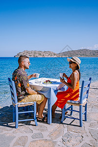 与传统蓝桌 椅子及希腊克里特海滩海岸线钓鱼游客假期海岸棘龙旅游海滩旅行堡垒图片