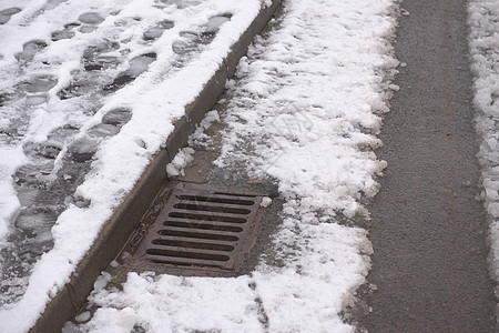 - 3号雪流到这个沟渠的排水沟里 踏着脚步图片