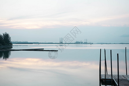 日落时以木脚桥看海滩景观 海边 天空和水反射的海滩上充满愤怒的尖叫声假期码头海岸支撑海岸线旅行木头小路海洋天堂图片