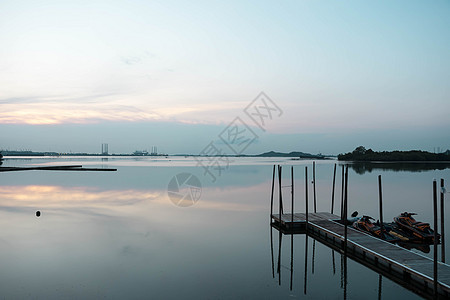 日落时以木脚桥看海滩景观 海边 天空和水反射的海滩上充满愤怒的尖叫声假期旅行人行道海洋海岸线木头码头小路支撑天堂图片