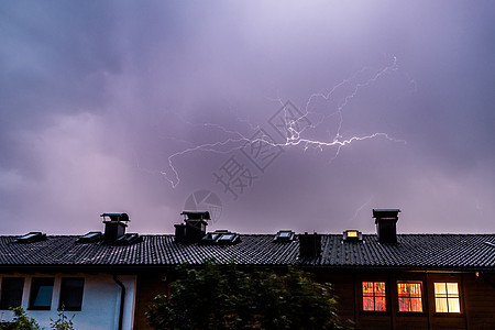 夜晚的雷暴 在大楼屋顶上闪电力量邻里建筑霹雳天气保险罢工电气活力危险图片