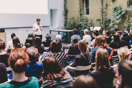 女性在大学的讲堂上做演讲推介会习俗简报训练经理国会学生讨论学习报告背景图片