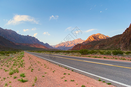 横跨阿根廷门多萨的安第斯山脉的阿斯塔特公路图片