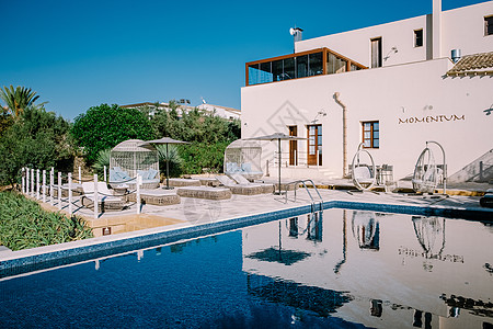 在意大利西西西里岛Selinunte酒田的豪华度假胜地 在葡萄园的无穷池塘中观红田酒店旅游蓝天精品幸福夫妻农家乐泳池游泳山脉图片