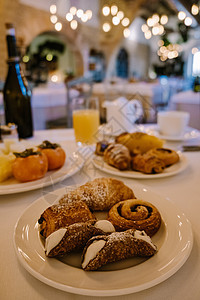 意大利餐厅饭店早餐 加咖啡和羊角面包意大利餐饮玻璃橙子水果自助果汁自助餐杯子饮料水壶用餐图片