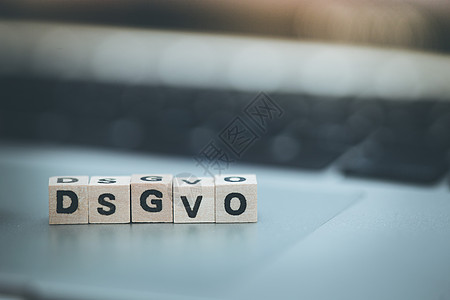 DSGVO 挂在笔记本电脑上的字母DSGVO的木制立方体安全隐私木头总值互联网数据条例键盘公民法律图片