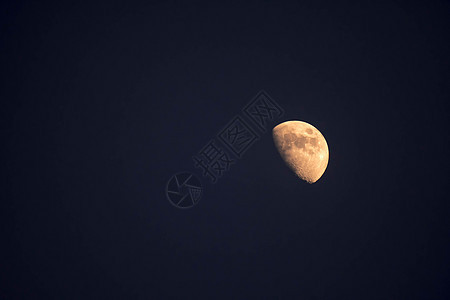 黄半月的极端放大远视照片 夜间在晴天上看到陨石月光科学黑色月亮宇宙行星望远镜天空卫星图片