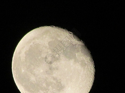 月亮在黑夜的天空上特写 通过电视摄影机拍摄望远镜天文学满月行星天文黑色背景科学月球陨石图片