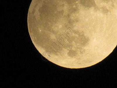 月亮在黑夜的天空上特写 通过电视摄影机拍摄辉光陨石月球行星天文望远镜亮度天文学黑色宇宙图片