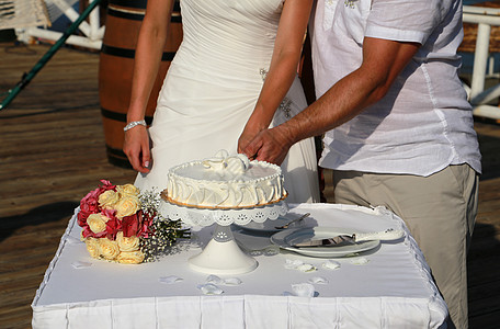 婚礼蛋糕切蛋糕传统背景图片