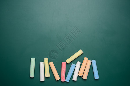 绿色粉笔学校黑板背景上多彩色的蜡笔教育框架白色广告牌课堂班级木板绘画写作空白图片