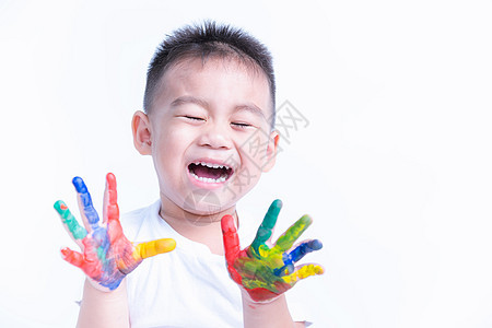 快乐的年幼小孩在教育艺术上笑笑 用水彩或手指涂画手表露手绘画微笑男生创造力喜悦童年艺术家乐趣工艺幸福图片