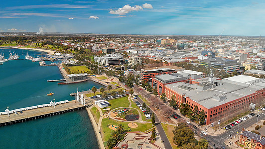 澳大利亚吉隆 无人驾驶飞机从城市海岸线空中观察成人娱乐蓝色旅行海洋旅游码头假期天空闲暇图片