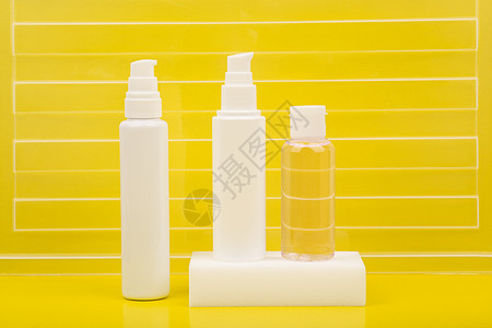 浴室瓷砖墙光黄色 带条纹的皮革护理产品背景