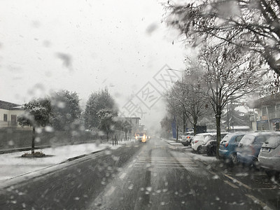 城市里的雪 从车的路上看图片