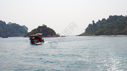 速度快船迅速航行 造成后方的波浪钓鱼快艇码头车辆运动旅行晴天游客冒险蓝色图片