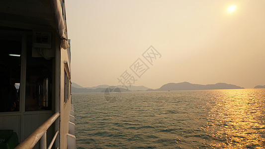 海上的渡轮帆 人们在等日落支撑橙子海浪反射海岸旅游烟雾波浪蓝色图片