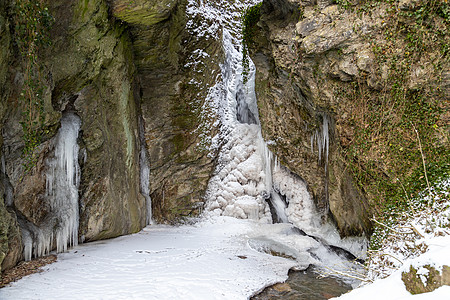 在摩塞勒岛伯尔卡斯特尔库斯附近的铁芬巴赫瀑布上的冰层形成葡萄园地区小径酿酒师踪迹树木度假假期景观森林图片