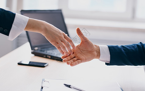 商务人士们在工作上握手 在办公室里 员工是相互理解的雇员男人协议商业金融问候语合伙领导者合作工人男性图片