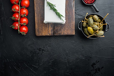希腊沙拉主要成分 新鲜橄榄混合物 feta奶酪 西红柿 黑色底底 带有文字复制空间的顶视图图片