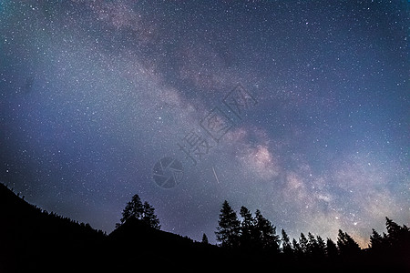 暗夜的银河系 明亮的乳色 树木的光影森林夜景星星望远镜出口系统物理夜空摄影照片图片