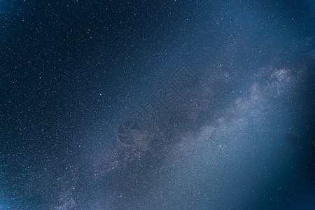 暗夜的银河系 明亮的乳色 树木的光影摄影星云系统出口天堂流星行星星光定位物理图片
