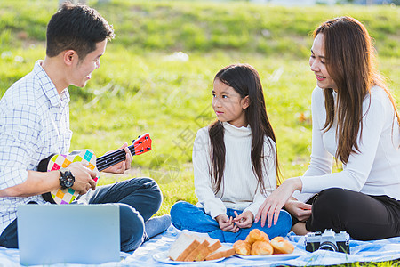家庭 父母和子女在户外玩乐和一起享受生活食物孩子母亲公园男生花园快乐父亲场地午餐图片