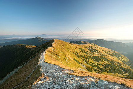 喀尔巴阡山峰爬坡季节地平线首脑阳光旅游小路远足日出山脉图片