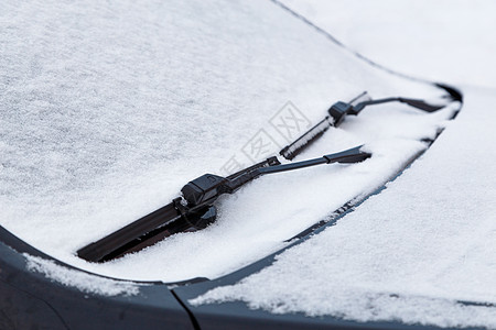 车被雪覆盖冷冻的水刀片 在冬季多云的白日光下雪覆盖着积雪天气低温清洁工运输冻结驾驶风暴司机水器水刀背景