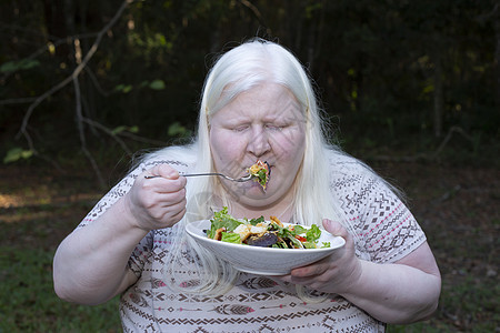 女人吃沙拉饮食主菜食物营养女性午餐蔬菜课程盘子女士图片