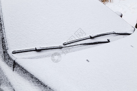 冷冻的水刀片 在冬季多云的白日光下雪覆盖着积雪清洁工司机安全橡皮车辆涂层冻结刮刀背景水刀图片