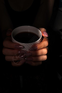 手拿着热巧克力杯假期手套毛衣咖啡杯杯子女士享受巧克力女性饮料图片
