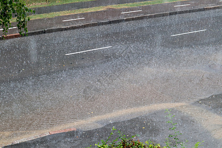 街上下着大雨图片