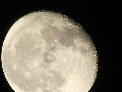 月亮在黑夜的天空上特写 通过电视摄影机拍摄天文科学亮度满月行星陨石辉光月球背景望远镜图片