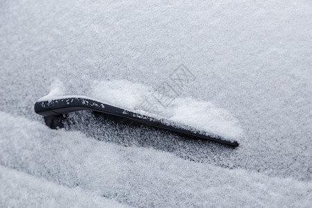 冷冻的防水刀片 冬季阴云日光下雪覆盖着积雪图片