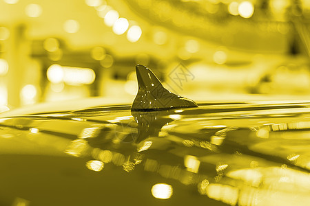 屋顶汽车上的天线 gps 鱼翅 从侧面看 黄色为 panton 2021 年的颜色图片