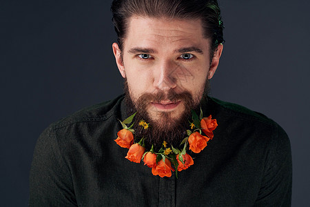 长胡子男人的肖像 鲜花装饰礼物浪漫幸福风格成人男朋友花束植物群胡须夫妻玫瑰展示图片