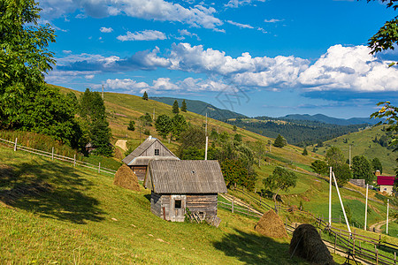 Karpaty山中美丽的村庄夏季风景卡帕蒂山天线顶峰乡村小木屋森林全景场景建筑别墅国家图片