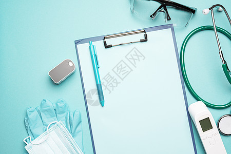 蓝色背景中的脉搏血氧仪和电子温度计以及其他医疗用品治疗医生眼镜温度计卫生医院药品测量脉冲血氧仪图片
