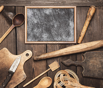 空黑框和木制厨房古董 滚针 空勺子 刀 剪板图片
