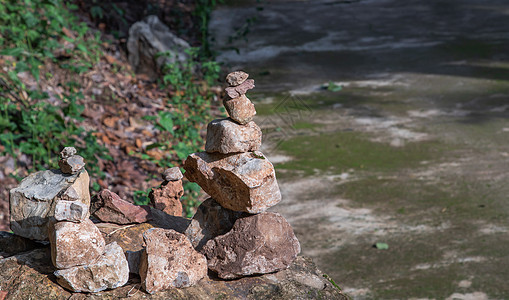 上山走道平衡石塔树叶卵石重力花园岩石文化环境人行道艺术森林图片
