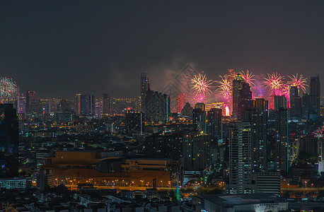 曼谷天线在黄昏时的夜光景 充满多彩的烟火和城市景色新年假期建筑物景观地标念日摩天大楼烟花节日焰火图片