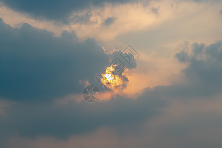 美丽的日落天空在云层上方 闪耀着灿烂的光芒 美丽明亮的日落风景场地天线空气橙子太阳农村蓝色草地天气气氛图片