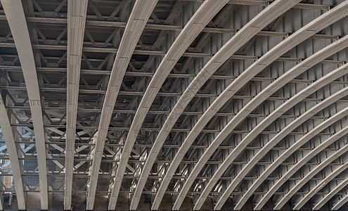 桥下结构及梁的上升角框架工程白色曲线建筑学金属桥梁光束概念艺术图片