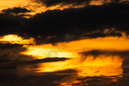 金色的夕阳天空与乌云 自然之美 美丽的日落天空抽象背景 黄昏时分 橙色和黄色的天空乌云密布 黄昏的天空 和平与宁静的概念图片