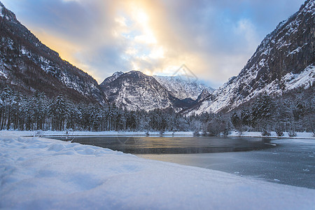 寒冷的湖泊 雪树和山峰的冬季风景 布纳托和布伦塔西路线冒险小路牧歌旅游寒假蓝天仙境阳光林地图片