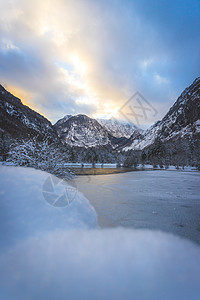 寒冷的湖泊 雪树和山峰的冬季风景 布纳托和布伦塔西旅行场景景观季节仙境荒野阳光路线假期牧歌图片