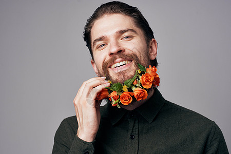 男人在留胡子的节假日花朵中欢快快乐的鲜花展示风格工作室装饰植物群礼物套装潮人情感成人图片