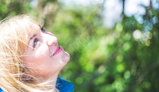 春天在户外微笑 笑笑的金发女孩在户外成人快乐喜悦女士休闲装情感女性公园幸福平衡图片