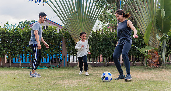 母亲 父亲和子女的女儿在自然外踢足球 野外一个园林公园孩子孩子们闲暇足球男人爸爸乐趣游戏快乐女性图片